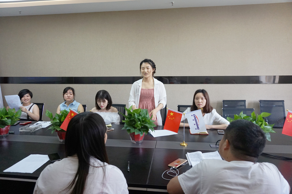 多靈市場部,辯論賽