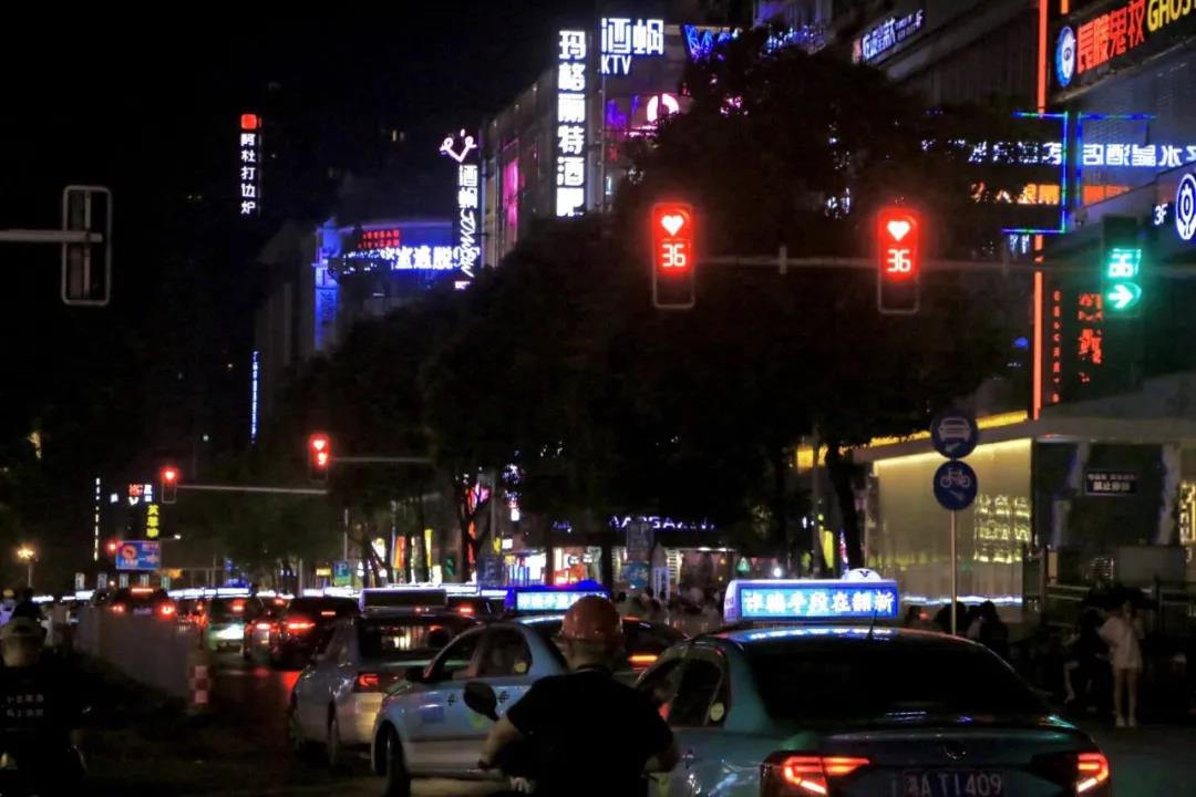 七夕長沙，愛心紅綠燈正在上演！