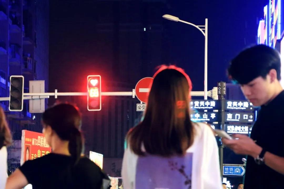 七夕長沙，愛心紅綠燈正在上演！